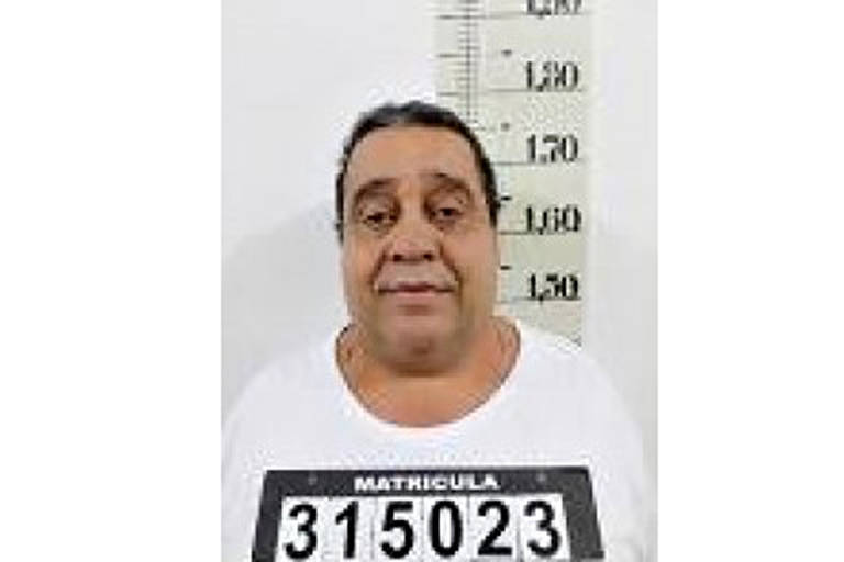 NOME: Roberto Eleotério Da Silva
APELIDO: Lobão
HISTÓRICO: Principal alvo da operação "Revanche", da PF, suspeito de chefiar quadrilha que movimentava R$ 1 milhão ao um dia com contrabando de cigarros do Paraguai. Condenado a 27 anos de prisão.
DATA DA SOLTURA: 01/04/2020
COMO: foi beneficiado por albergue domiciliar em razão da pandemia de Covid-19
SITUAÇÃO ATUAL: Procurado
DEFESA: A defesa não foi localizada pela reportagem