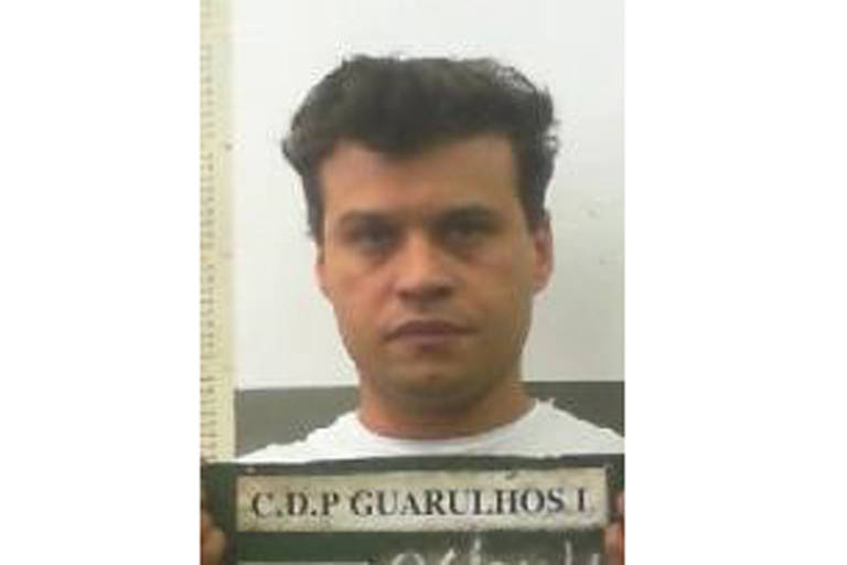 NOME: Rogério Almeida Antunes
APELIDO: desconhecido
HISTÓRICO: Era o piloto do helicóptero de propriedade do então senador Zezé Perrella e de seu filho, Gustavo Perrella, e foi flagrado transportando 450 quilos de cocaína, em 2013. Foi preso em 2018 dando instruções a criminosos de como fugir de radares. Estava com um helicóptero usado na morte dos criminosos "Gegê do Mangue" e "Paca", chefes do PCC.
DATA DA SOLTURA: 31/01/2020
COMO: teve direito de responder o processo em liberdade
SITUAÇÃO ATUAL: em liberdade
DEFESA: A defesa foi procurada pela reportagem, mas não respondeu