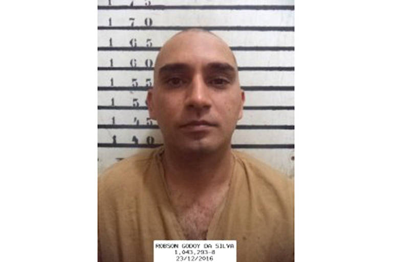 NOME: Robson Godoy da Silva
APELIDO: Binho da Sul
HISTÓRICO: participou em 2016 de tentativa de roubo a dois carros fortes que abasteciam os caixas eletrônicos em supermercado em São José do Rio Preto. Cerca de 200 pessoas foram feitas reféns e dois policiais militares foram feridos. Foi preso em dezembro de 2016.
DATA DA SOLTURA: 09/09/2019
COMO: excesso de prazo da prisão preventiva, conforme decisão do ex-ministro do STF Marco Aurélio Mello.
SITUAÇÃO ATUAL: Procurado
DEFESA: A defesa não foi localizada pela reportagem