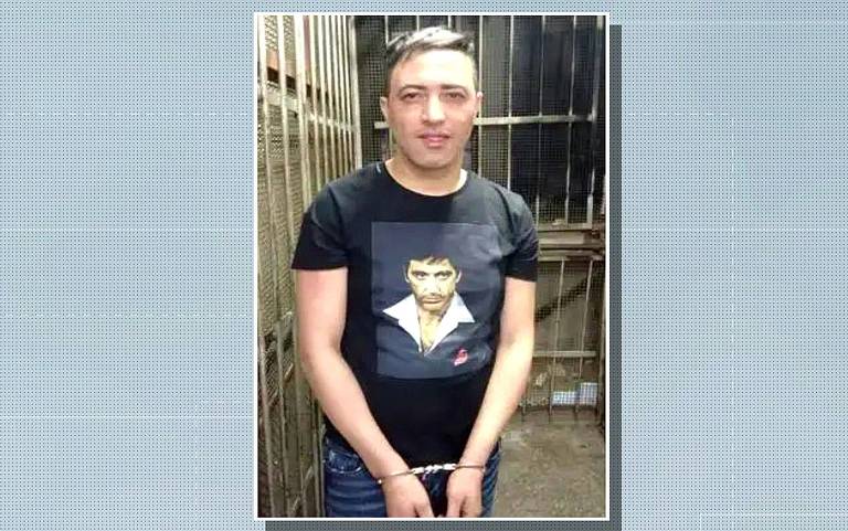 NOME: Cláudio Roberto Ferreira
APELIDO: o Galo
HISTÓRICO: Em 2008, fugiu após tentativa de roubo a uma agência em Guarulhos. A ação terminou com três pessoas mortas e 11 feridos, e foi condenado a 65 anos de prisão em regime fechado, por latrocínio, roubo, lesão corporal e organização criminosa.
DATA DA SOLTURA: 02/08/2016
COMO: ministro Ricardo Lewandowski, do STF, concedeu habeas corpus a Galo sob o argumento de que ele só deveria ser preso após sentença definitiva.
SITUAÇÃO ATUAL: foi morto por criminosos em 23/07/2018 em guerra interna do PCC
DEFESA: A defesa foi procurada pela reportagem, mas não respondeu