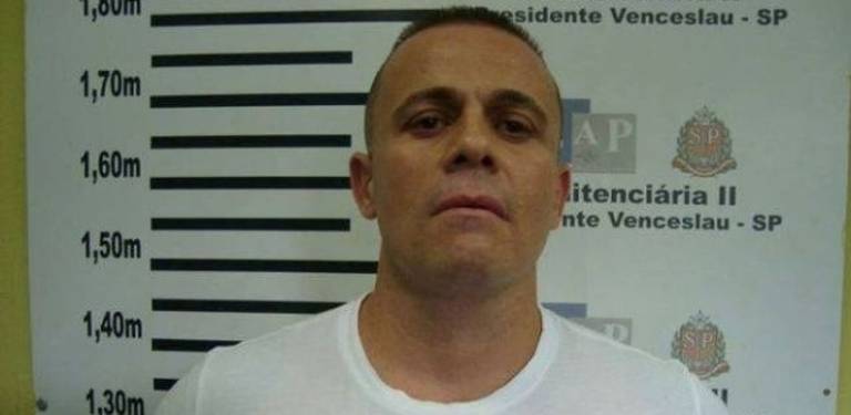 NOME: Rogério Jeremias de Simone
APELIDO: o Gegê do Mangue
HISTÓRICO: Considerado, à época, o número 3 da facção e, com a soltura, tornou-se o número 1 nas ruas.
DATA DA SOLTURA: 01/01/2017
COMO: excesso de prazo, pela Justiça de São Paulo
SITUAÇÃO ATUAL: Foi morto por criminosos em 15/02/2018 em guerra interna no PCC
DEFESA: A defesa foi procurada pela reportagem, mas não respondeu