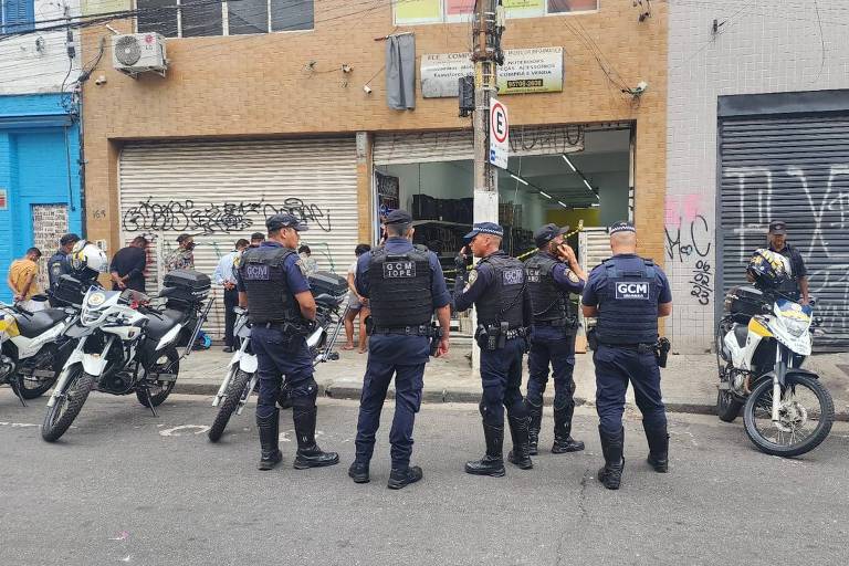 Guardas-civis metropolitanos em motocicletas abordaram grupo na rua do Triunfo, no centro de São Paulo