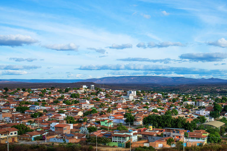 A foto mostra imagem panorâmica de Araçuaí, no Vale do Jequitinhonha, em Minas Gerais.