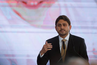 O ministro Juscelino Filho participa do lançamento do Programa Escolas Conectadas
