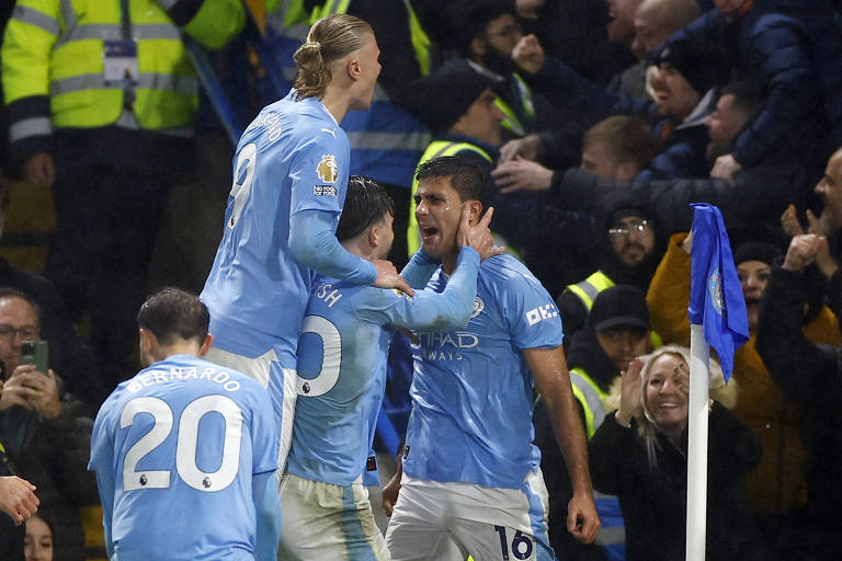 Jogador cai inconsciente em campo, e jogo da Premier League é