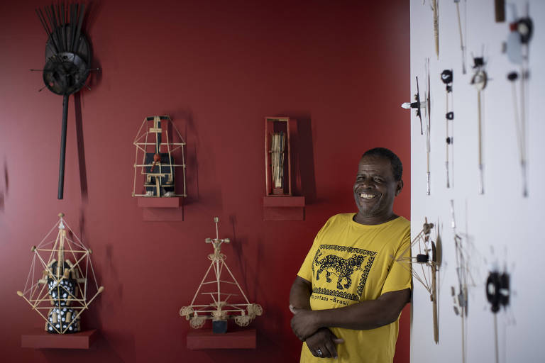 Artista que morava nas ruas abre mostra feita de sucatas em museu do Rio de Janeiro