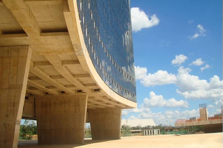 Nova tentativa de reerguer um esqueleto de tribunal em Brasília