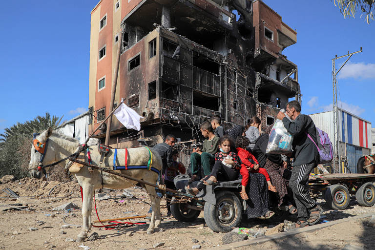 Após bombardeio, moradores da Cidade de Gaza usam carroça para fugir em direção ao sul do território palestino