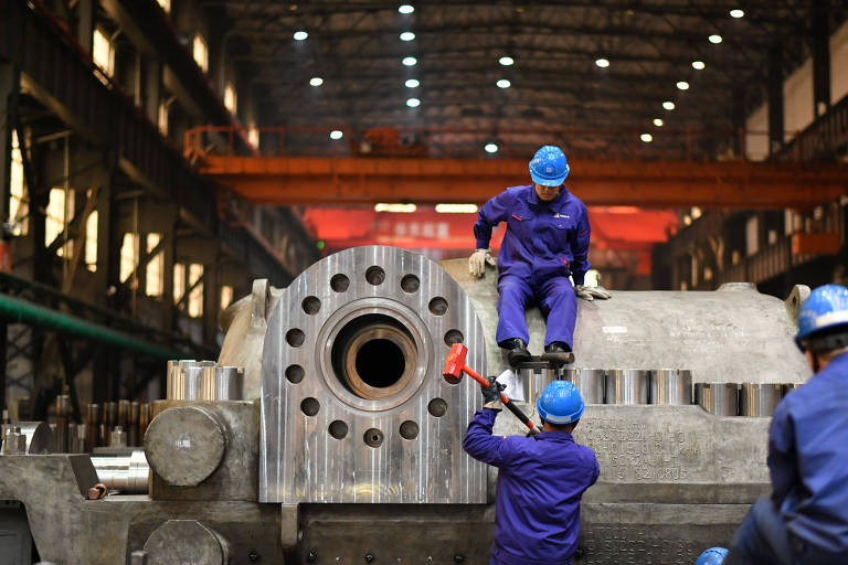 Funcionários de uma fábrica da Harbin Turbine Company, em Harbin, no nordeste da China, trabalham 

