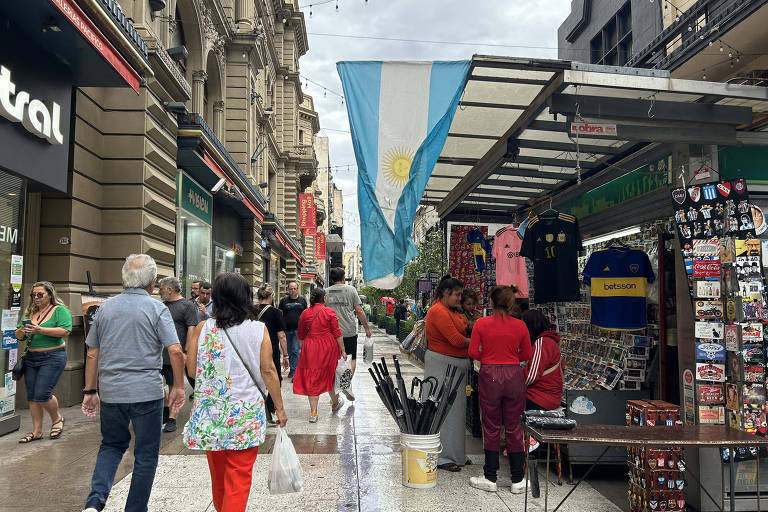 Clima de incerteza domina 'rua do dólar' na Argentina após vitória de Milei