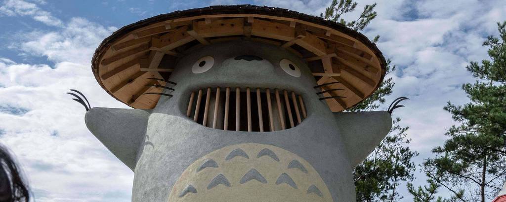 Grande boneco de Totoro, da animação 'Meu Amigo Totoro', uma das atrações da área Floresta Dondoko, no Ghibli Park