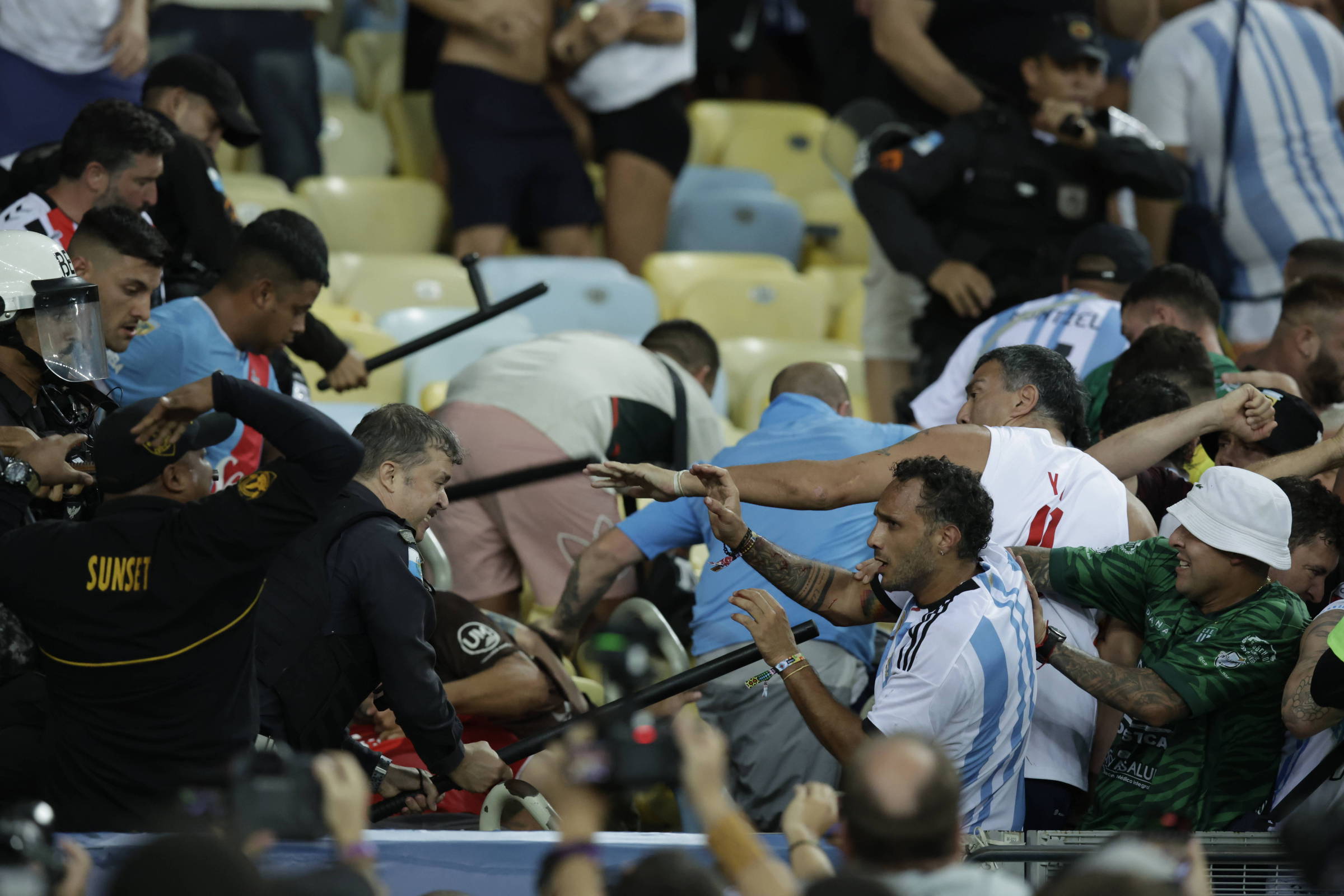 Briga entre torcedores de Brasil e Argentina e PMs atrasa início do jogo no  Maracanã - Ultima Hora Online