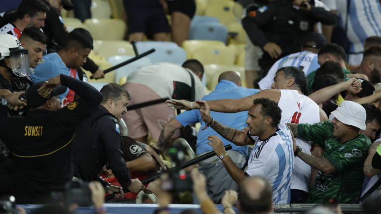 Brasil x Argentina, no Maracanã, tem pancadaria entre torcedores; jogo  atrasa em meia hora