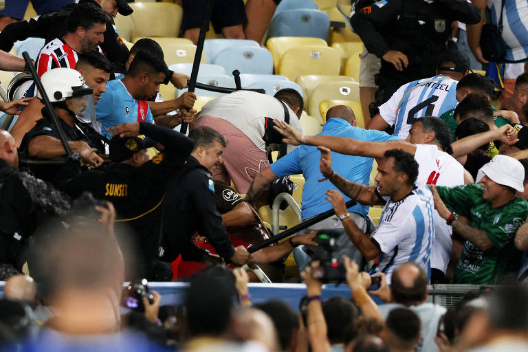 Brasil x Argentina, no Maracanã, tem pancadaria entre torcedores; jogo  atrasa em meia hora