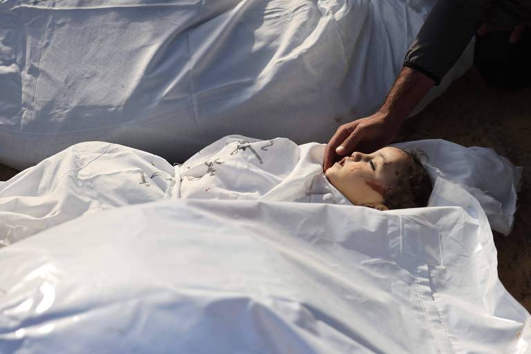 Criança morta em bombardeio israelense é velada; veja fotos de hoje