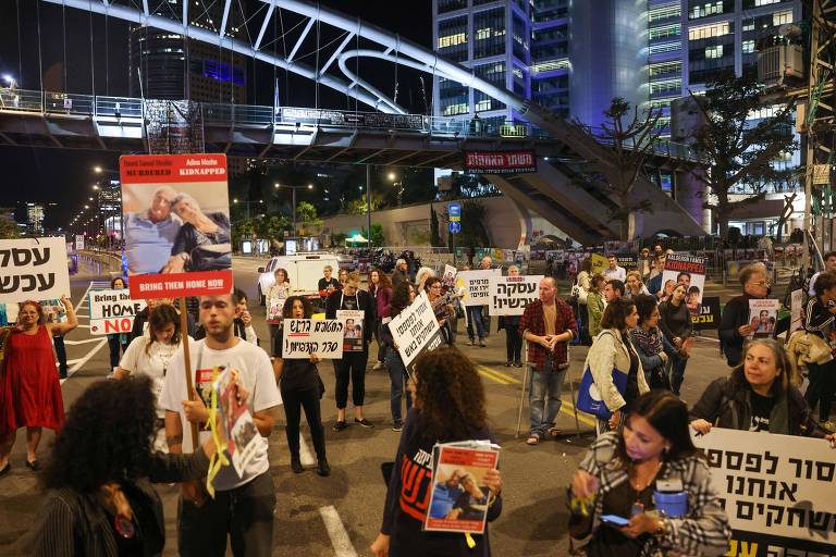 Familiares de reféns mantidos pelo Hamas em Gaza protestam em Tel Aviv pela liberdade das vítimas 