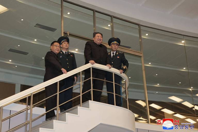 Kim Kong-un (centro) visita centro de controle aeroespacial em Pyongyang após o lançamento de foguete contendo satélite