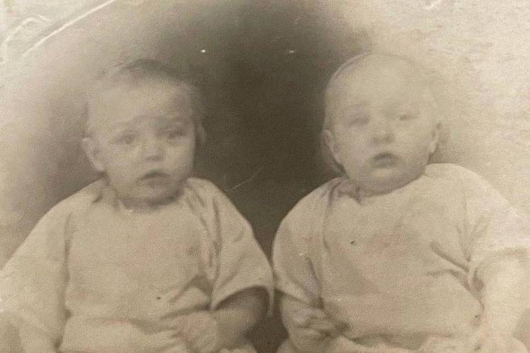 Foto antiga de dois bebês
