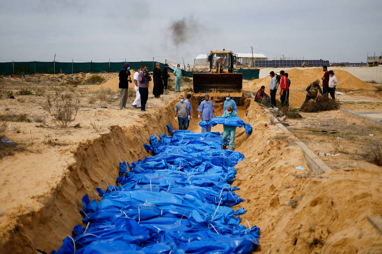 Palestinos são enterrados em vala comum na Faixa de Gaza