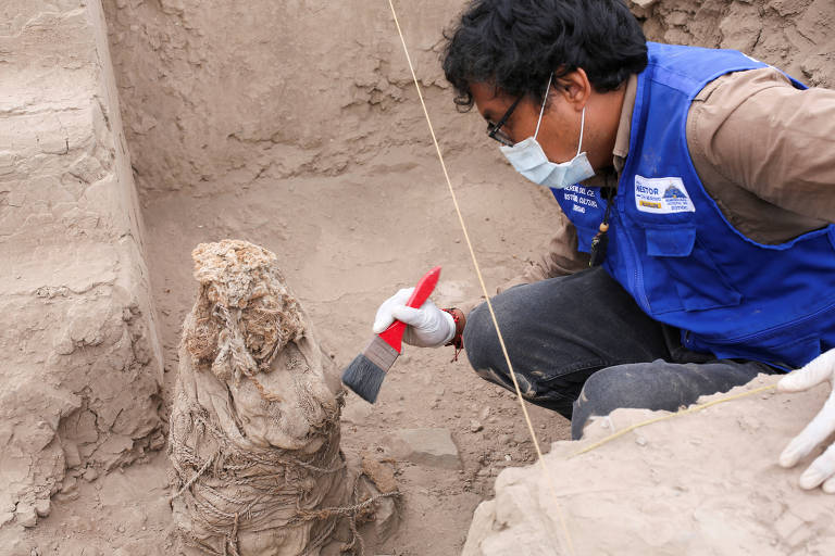 Arqueólogos desenterram múmias de crianças de 1.000 anos em Lima, no Peru