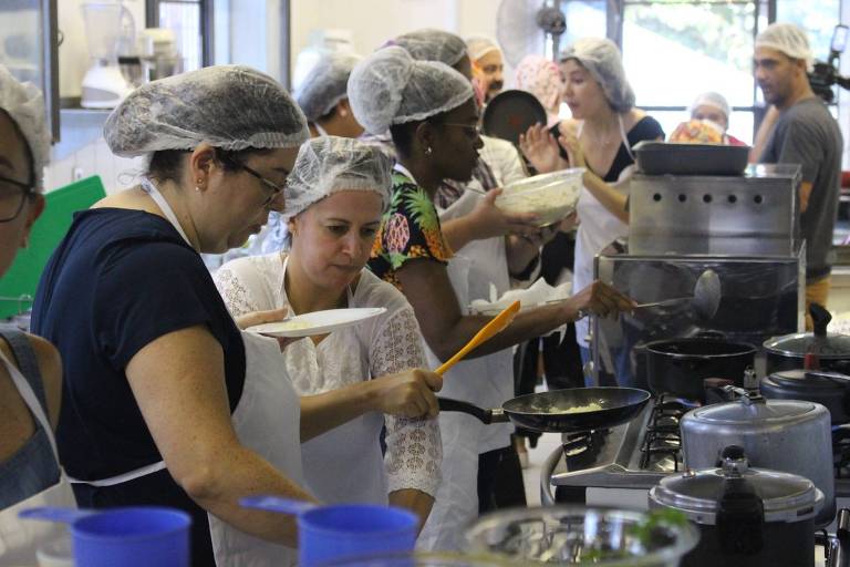 Instituto fundado por Bela Gil forma 600 educadores em SP em projeto sobre cozinhas e infâncias