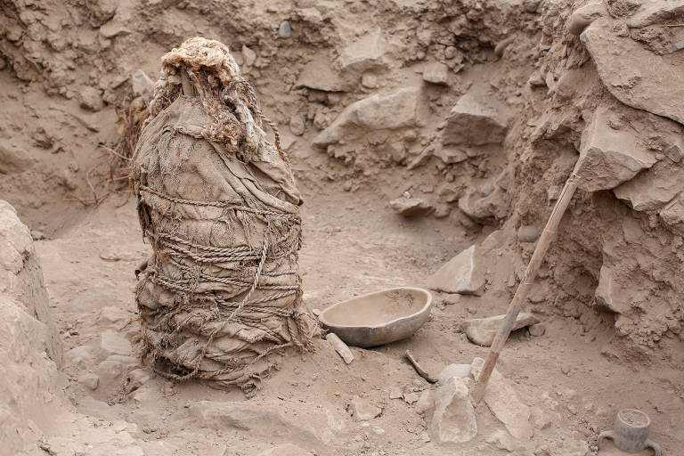 Uma das cinco múmias encontradas no local, onde se acredita haver templo construído há 3.500 anos