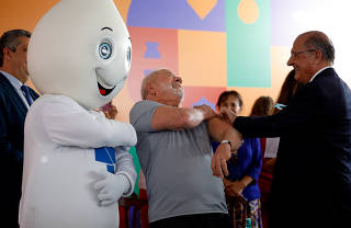 Lula recebe vacina bivalente anti-covid aplicada por Alckmin