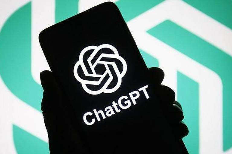 Mão segura celular com logo do ChatGPT