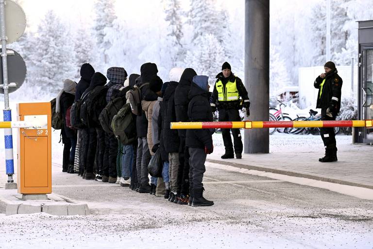 Finlândia acusa Rússia de usar refugiados como arma e limita fronteiras