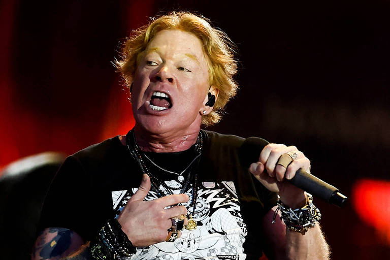 Axl Rose, vocalista do Guns N' Roses, é acusado de agressão sexual