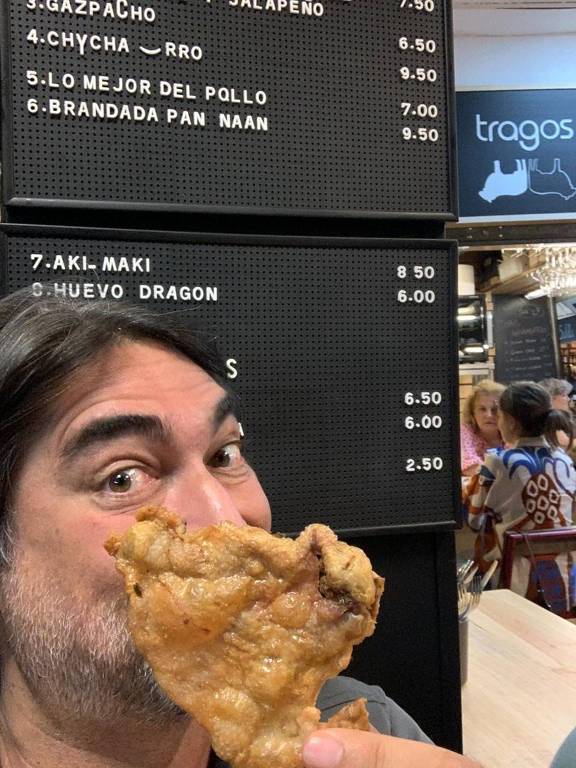 Comendo pele de frango frita no Doppelgänger Bar, em Madri