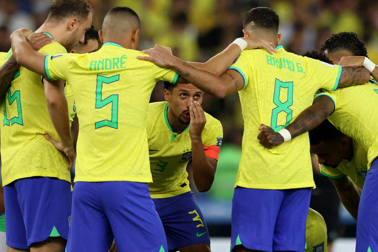 O capitão Marquinhos, da seleção brasileira, conversa com colegas de equipe, que estão em sua volta no gramado do Maracanã antes de jogo contra a Argentina pelas Eliminatórias da Copa de 2026