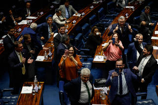 Senadores da oposição comemoram aprovação da PEC