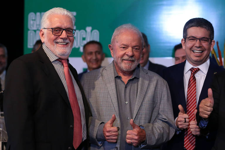 Petista líder do governo vota a favor de PEC que interfere no STF; ministro de Lula é contra