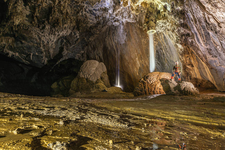 Espeleotema na forma de um chuveiro natural, dentro de um dos enormes salões da caverna Temimina, no Petar (Parque Estadual Turístico do Alto Ribeira), em SP