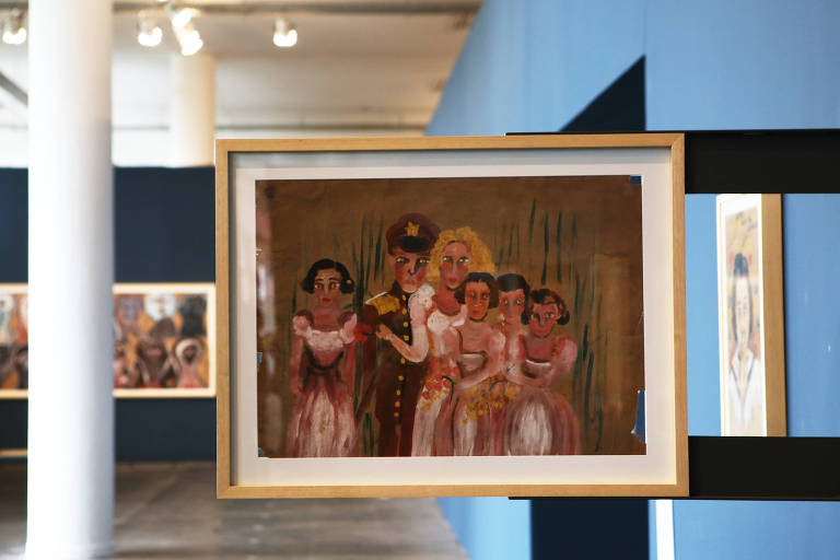 imagem geral mostra quadro em destaque exposto em sala azul com outras obras; nele tem um homem  com roupa de general cercado de mulheres.