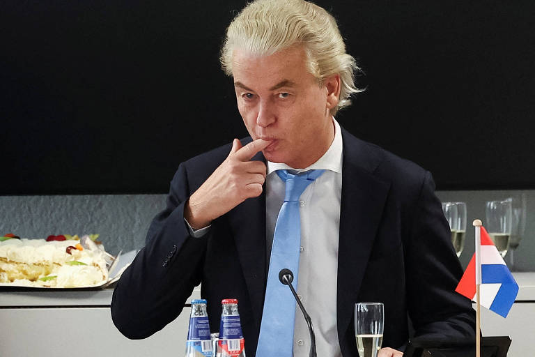 O líder do PVV, Geert Wilders, durante celebração com seus partidários após vitória nas eleições, em Haia