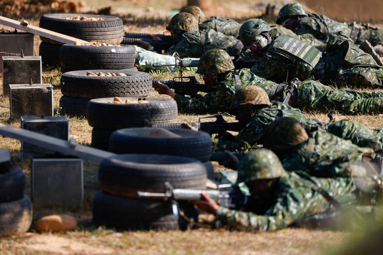 Soldados do Exército de Taiwan fazem exercícios na base militar de Taichung