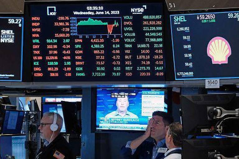 Operadores observam cotações na Bolsa de valores de Nova York
