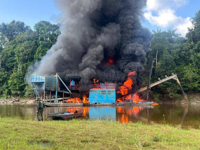 Draga de garimpo ilegal é destruída por equipe do Ibama no Vale do Javari, há fogo e fumaça no equipamento sobre o rio