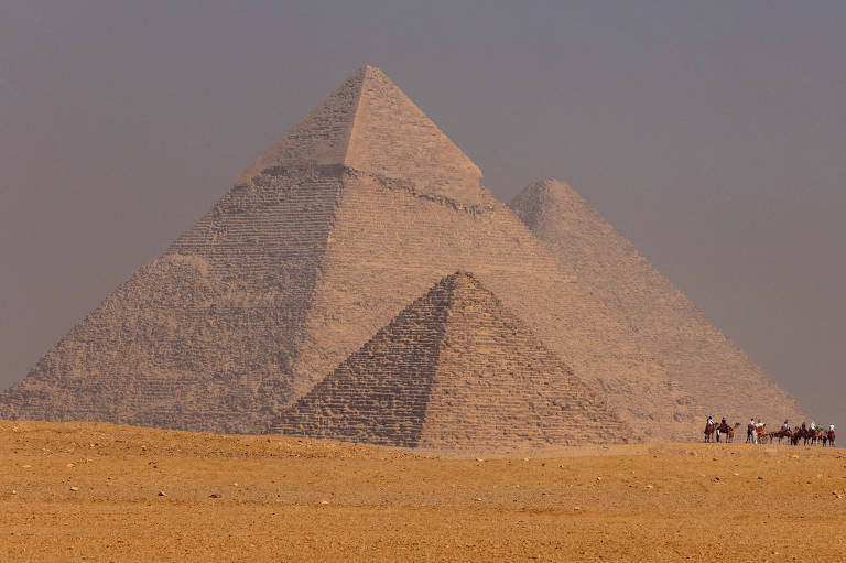 Napoleão atacou pirâmides do Egito com canhões só na ficção