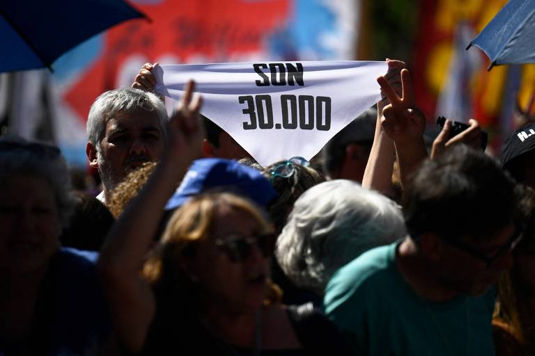 Primeiro ato contra Milei na Argentina após eleição do economista ultraliberal