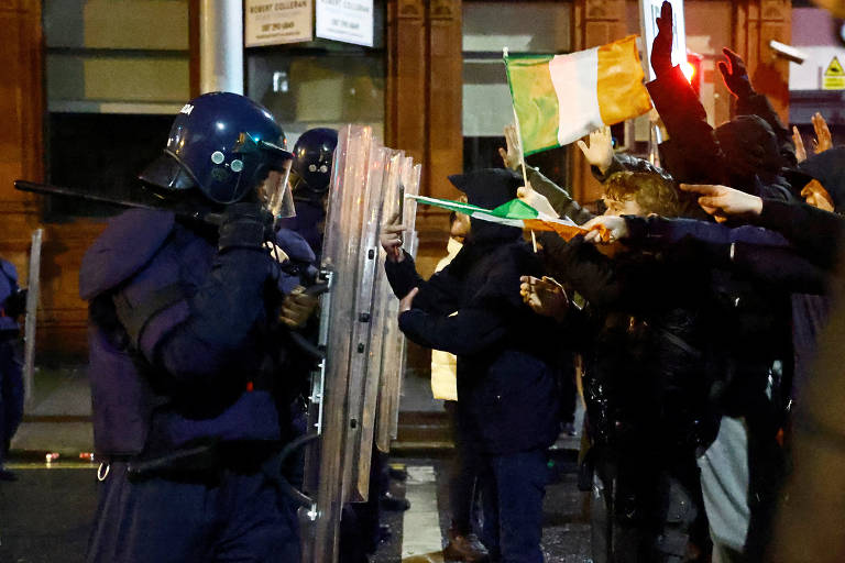 Irlanda tem protesto violento contra imigrantes após ataque a faca que feriu 5 pessoas
