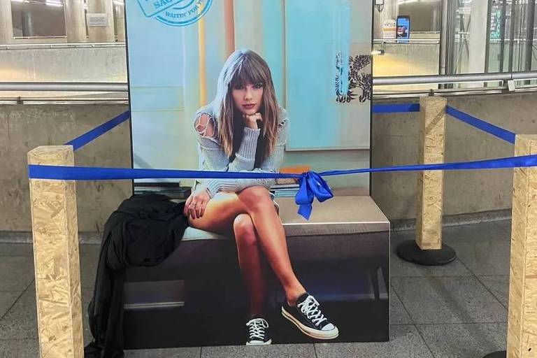 Taylor Swift ganha homenagem na estação do metrô da Sé, em São Paulo