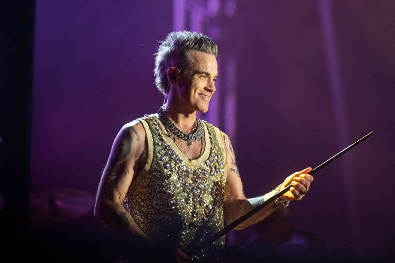 Robbie Williams homenageia fã que morreu em seu show na Austrália