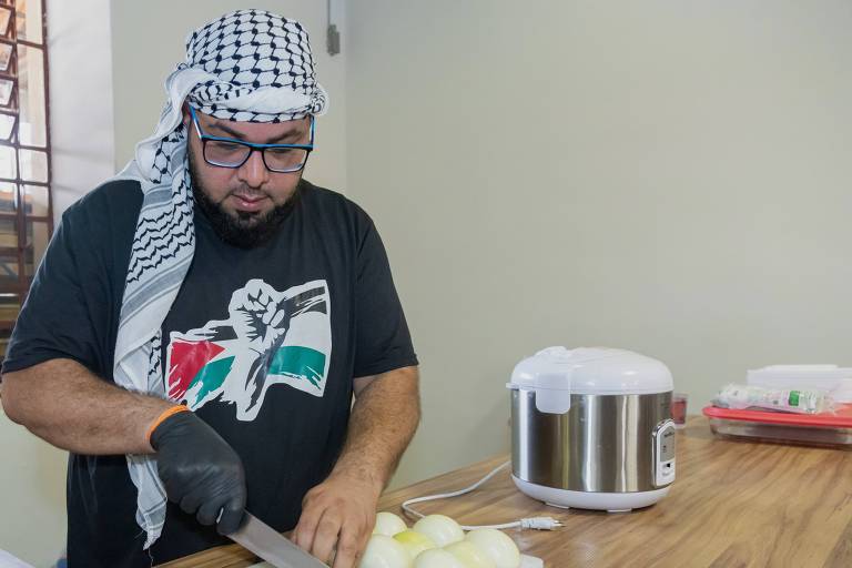Homem faz demonstração de comida palestina na festa do imigrante em SP em 2023