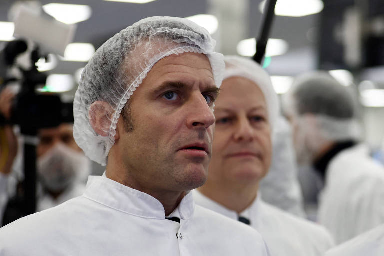 Emmanuel Macron, presidente da França, usa touca e avental em visita na fábrica da dona da Ozempic na França
