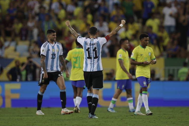 Jogadores de Brasil e Argentina durante confronto pelas Eliminatórias para a Copa do Mundo de 2026, no Maracanã