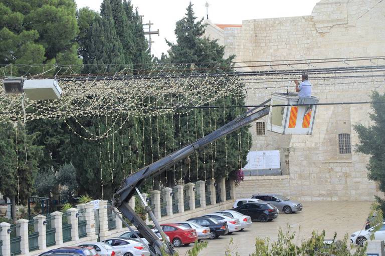 Funcionário desmonta decoração de Natal em Belém, na Cisjordânia