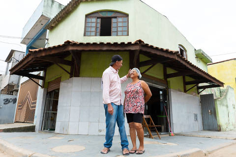 Atemistocles Silvestre Pessoa e sua mulher, Maria da Penha, que moram no Jardim Pantanal há mais de 30 anos e veem benefícios com a chegada do saneamento, asfalto e luz elétrica na na região